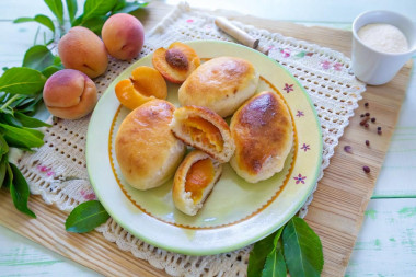 Пирожки с абрикосами в духовке
