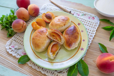 Пирожки с абрикосами в духовке