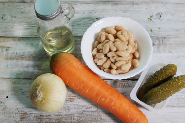 Рецепт - Салат фасоль консервированная с майонезом и овощами - Шаг 1 - Для приготовления этого простого и сытного салата возьмите консервированную фасоль (или отварите заранее сухую, предварительно замочив ее на несколько часов или на ночь, чтобы она быстрее сварилась), свежую морковь, репчатый лук, подсолнечное масло без запаха для жарки, маринованне корнишоны (если любите острое или хотите салат подать в качестве острой закуски - возьмите огурцы в остром маринаде) и немного майонеза (нужно, скорее, для связки компонентов).