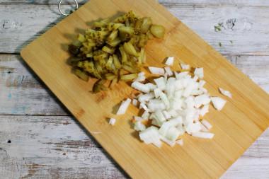 Рецепт - Салат фасоль консервированная с майонезом и овощами - Шаг 2 -  Мелким кубиком нарежьте очищенную луковицу, тонко порежьте маринвоанные корнишоны.