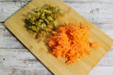 Рецепт - Салат фасоль консервированная с майонезом и овощами - Шаг 3 -  На крупной терке потрите очищенную свежую и спелую морковь (молодая морковь в этом случае не подойдет, она при обжарке просто превратится в кашу).