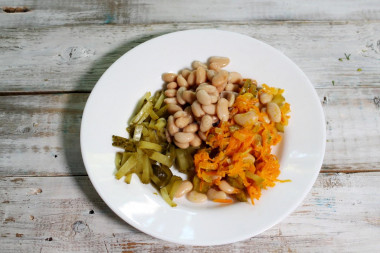 Рецепт - Салат фасоль консервированная с майонезом и овощами - Шаг 5 -  Сложите все ингредиенты в тарелку или миску и перемешайте. Бывает, что останавливаются на этом варианте - такой салат можно подавать еще и в качестве гарнира.