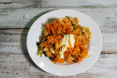Рецепт - Салат фасоль консервированная с майонезом и овощами - Шаг 6 -  Для большей завершенности вкуса добавьте немного майонеза, хорошо перемешайте, сложите в салатник или порционные креманки и подавайте на стол.