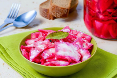 Капуста со свеклой и чесноком быстрого приготовления