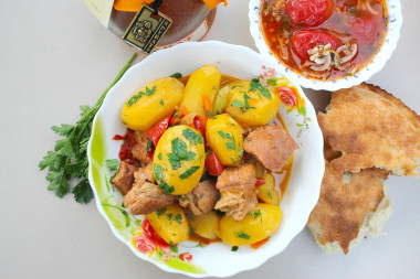 Тушеные овощи в казане на костре с мясом