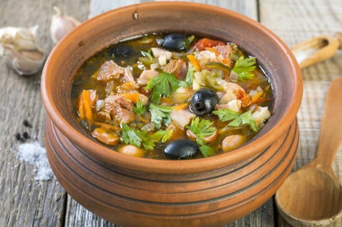 Солянка в горшочках в духовке сборная мясная
