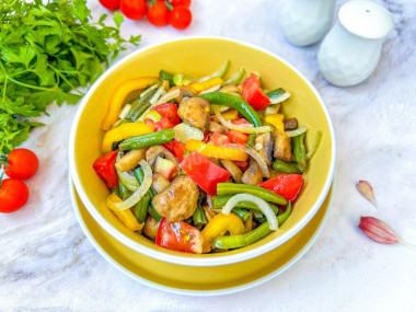 Сытный веганский салат со стручковой фасолью и грибами