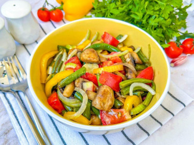 Сытный веганский салат со стручковой фасолью и грибами