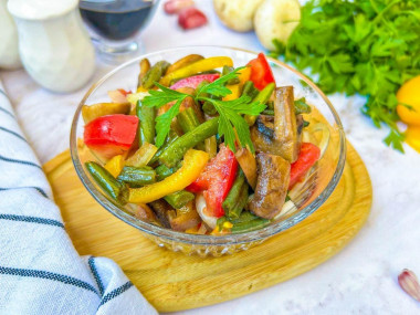 Сытный веганский салат со стручковой фасолью и грибами