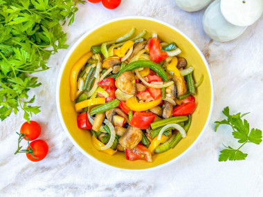 Сытный веганский салат со стручковой фасолью и грибами