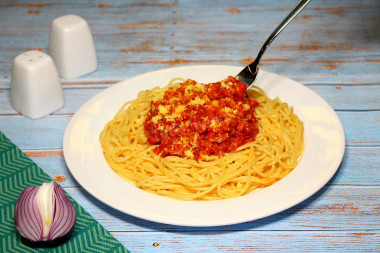 Спагетти с поджаркой из моркови фарша лука и сыра