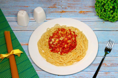 Спагетти с поджаркой из моркови фарша лука и сыра