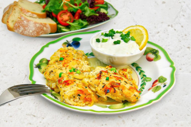 Минтай на сковороде с луком