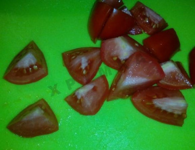 Рецепт - Кетчуп с крахмалом перцем чили и болгарским на зиму - Шаг 3 -  Помидоры хорошо промыть и порезать на крупные куски, выложить в оливковое масло, посолить и доавить сахар, накрыть крышкой и тушить 10 минут