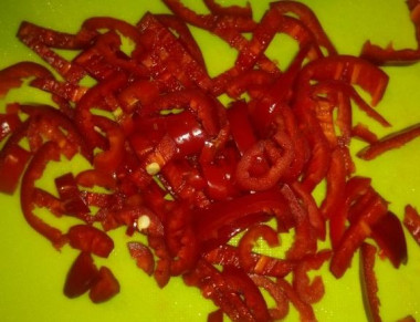 Рецепт - Кетчуп с крахмалом перцем чили и болгарским на зиму - Шаг 4 -  Добавить мелко нарезанный перец чили и тушить овощи до состояния пюре.