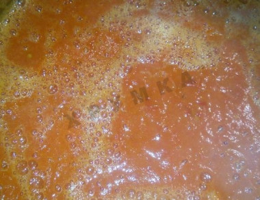 Рецепт - Кетчуп с крахмалом перцем чили и болгарским на зиму - Шаг 5 -  Затем немного остудить кетчуп и взбить блендером.