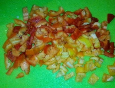 Рецепт - Кетчуп с крахмалом перцем чили и болгарским на зиму - Шаг 6 -  Болгарский перец мелко нарезать и добавить в кетчуп.