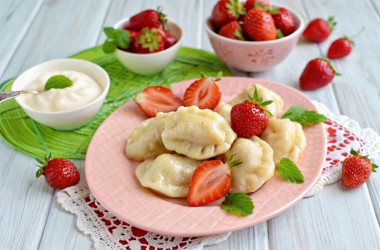Вареники с клубникой на кефире на пару