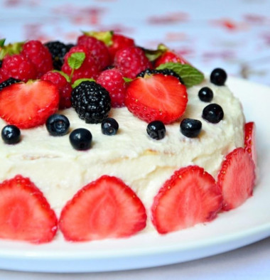 Блинный торт с творожным кремом и ягодами на сковороде