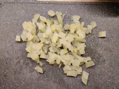 Рецепт - Салат с куриными бедрышками, ананасом и грецкими орехами - Шаг 1 - Ананасы мелко нашинковать. Я купила ананасы, нарезанные кружочками. Но продаются также нарезанные кусочками анансы. Их можно не резать и сразу добавлять в салат. Или взять консервированные.