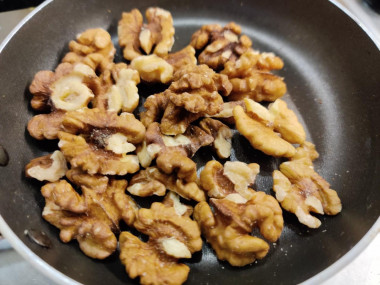 Рецепт - Салат с куриными бедрышками, ананасом и грецкими орехами - Шаг 3 -  Очищенные грецкие орехи обжарить на раскалённой сухой сковороде (то есть без масла) в течение пяти минут. Пока у орешков не зарумянятся бочка и не появится прекрасный ореховый аромат. Орехи слегка остудить.