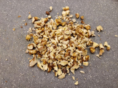 Рецепт - Салат с куриными бедрышками, ананасом и грецкими орехами - Шаг 4 -  Орехи измельчить ножом. Для измельчения можно использовать и блендер. Тогда получится почти ореховая мука. Но мне больше нравится, когда в салате чувствуется более плотная ореховая консистенция.