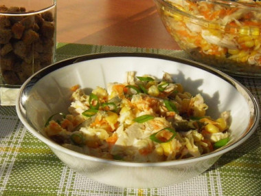 Салат с кириешками, маринованными огурцами и курицей