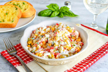 Крабовый салат с кукурузой классический без риса