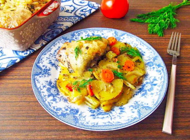 Курица с картошкой, луком и морковью в духовке под фольгой