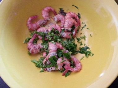 Рецепт - Креветки в винном кляре с кукурузным крахмалом - Шаг 8 -  Очищенные креветочки, а точнее спинки с хвостиками, смешиваем с зеленью, солью, перцем. Добавьте 1-2 ст. ложки вина (к креветкам подойдет белое сухое).