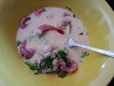 Рецепт - Креветки в винном кляре с кукурузным крахмалом - Шаг 9 -  Заливаем кляром и оставим на пару минут. Теперь можно и прожаривать.