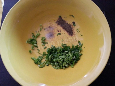 Рецепт - Креветки в винном кляре с кукурузным крахмалом - Шаг 2 -  Смешиваем рубленный лук и петрушку (по вкусу), перец молотый, соль. Оставляем, пусть зелень пустит сок.