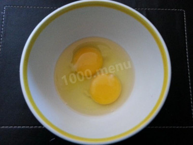 Рецепт - Креветки в винном кляре с кукурузным крахмалом - Шаг 3 -  Аккуратно разбиваем 2 яйца в отдельную мисочку, избегая попадания скорлупы.