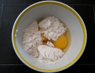 Рецепт - Креветки в винном кляре с кукурузным крахмалом - Шаг 4 -  Добавляем 1 столовую ложку крахмала и  2 столовые ложки муки.