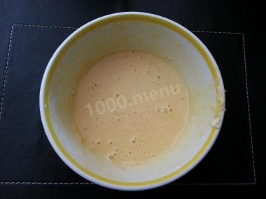 Рецепт - Креветки в винном кляре с кукурузным крахмалом - Шаг 5 -  Хорошенько все смешиваем до образования однородной массы. Густота зависит от размера яиц, характеристики муки.