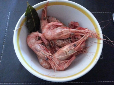 Рецепт - Креветки в винном кляре с кукурузным крахмалом - Шаг 6 -  Отвариваем креветки (у меня были свежие, еще шевелящие усиками) с лавровым листочком. Или размораживаем глазированные из упаковки и тоже привариваем их с пряностями.