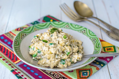 Салат из печени трески с рисом