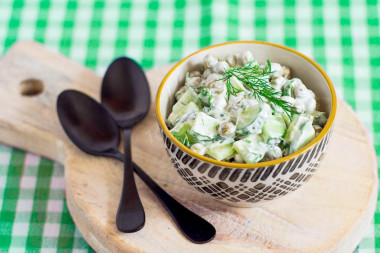 Салат со свежим огурцом, горошком и сметаной