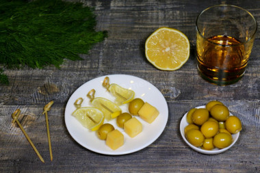 Простые шпажки сыр оливки и лимон