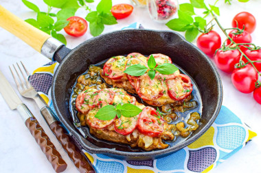 Мясо с помидорами и сыром на сковороде