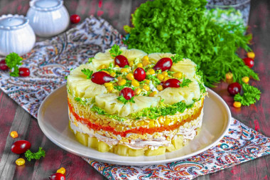 Салат с копченой курицей, ананасом, сыром и кукурузой
