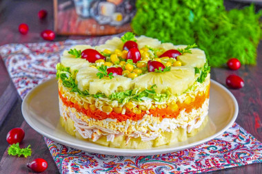 Салат с копченой курицей, ананасом, сыром и кукурузой