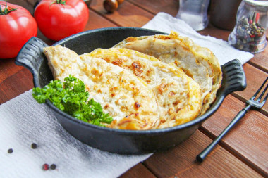 Лаваш с яйцом на сковороде