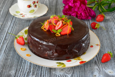 Шоколадный торт с клубникой и апельсиновой цедрой