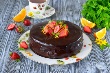 Шоколадный торт с клубникой и апельсиновой цедрой