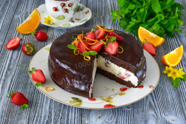 Шоколадный торт с клубникой и апельсиновой цедрой