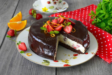 Шоколадный торт с клубникой и апельсиновой цедрой