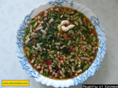 Окрошка с вареной колбасой, картошкой и огурцами на квасе
