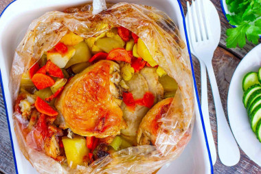 Курица с овощами в рукаве в духовке