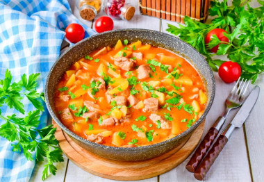 Гуляш с картошкой